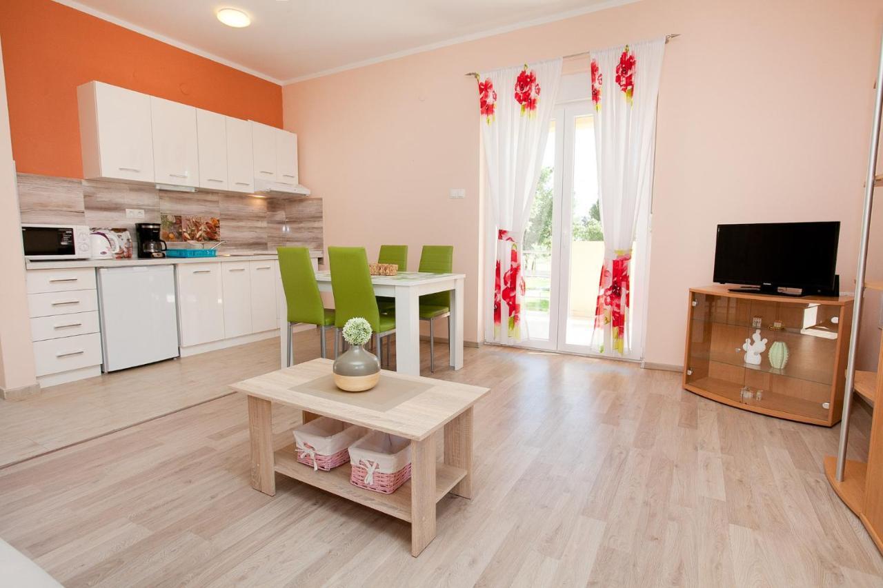Apartmani Lea Starigrad Paklenica Eksteriør bilde